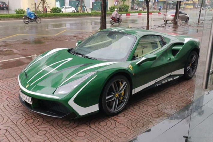 Siêu xe Ferrari 488 Spider vẫn sở hữu động cơ V8, tăng áp kép, dung tích 3.9 lít, sản sinh công suất tối đa 661 mã lực tại và mô-men xoắn cực đại 760 Nm tương tự như bản Coupe. Động cơ kết hợp cùng hộp số tự động 7 cấp, nhờ đó, chiếc siêu xe mui trần này chỉ mất khoảng 3 giây để tăng tốc lên 100 km/h từ vị trí xuất phát trước khi đạt vận tốc tối đa là 325 km/h.