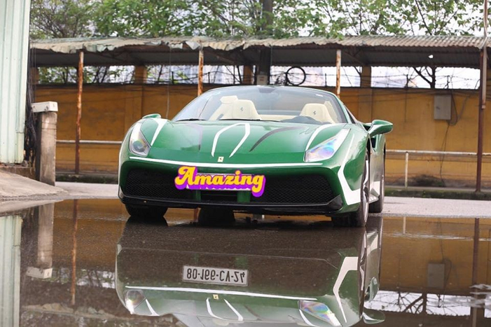 Mới đây, siêu xe Ferrari 488 Spider mui trần của một đại gia tại Bình Phước, nguyên bản có màu xanh nước biển đã bất ngờ về lại Hà Nội. Hai lần trước xe từ Hà Nội vào Nha Trang và tỉnh Bình Phước để định cư.