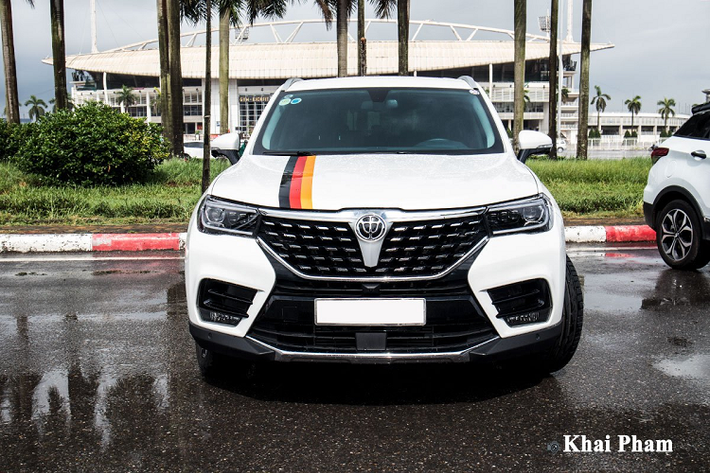 Sở dĩ Brilliance V7 2020 mới tạo cơn "sốt" nhẹ là bởi mẫu xe này được phát triển dựa trên nền tảng BMW X3 với sự liên doanh của 2 thương hiệu Đức và Trung Quốc. Mang nhiều nét của nguyên bản X3 nhưng V7 đã được tinh chỉnh để có mức giá phù hợp hơn với nhiều thị trường, trong đó có Việt Nam. Ở ngoại thất, mẫu xe hơi mới Brilliance V7 2020 sở hữu ngôn ngữ thiết kế mới hiện đại và người dùng có thể liên tưởng đến BMW X3.