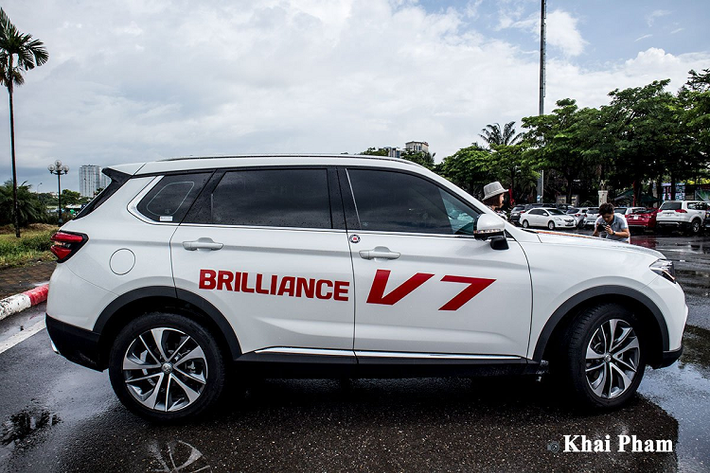 Tại Việt Nam, Brilliance V7 2020 được phân phối với mức giá 738 triệu đồng là lựa chọn hàng đầu trong tầm giá so với Honda CR-V, Mazda CX-5 hay Hyundai Tucson.