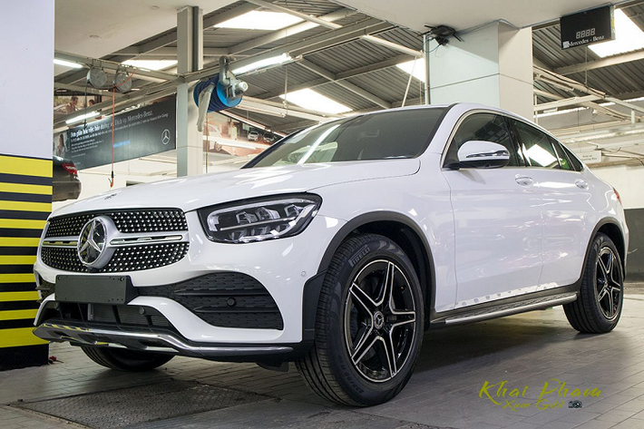 Mercedes-Benz GLC 300 Coupe 2020 là phiên bản thể thao của dòng GLC-Class mới được giới thiệu tại thị trường ôtô Việt Nam. Khác với những bản của dòng SUV được lắp ráp trong nước, Mercedes-Benz GLC 300 Coupe lại là xe nhập khẩu nguyên chiếc vì đây không phải phiên bản chủ lực nên thương hiệu xe sang Đức đã không lắp ráp.
