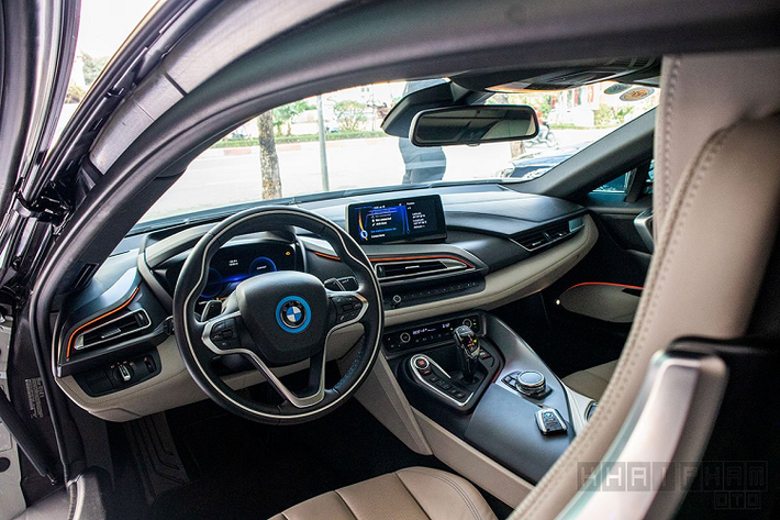 BMW i8 cũ sử dụng bộ mâm hợp kim nhẹ ED BMW-i với kích thước 20 inch tiêu chuẩn Turbine Style 444. Gương chiếu hậu i8 sơn đen tích hợp dải LED báo rẽ. Đáng chú ý, điểm nổi bật làm nên nét riêng của BMW i8 đến từ cửa xe với phong cách mở cửa cánh chim, thiết kế này đã được nhiều thương hiệu siêu xe thể thao áp dụng.