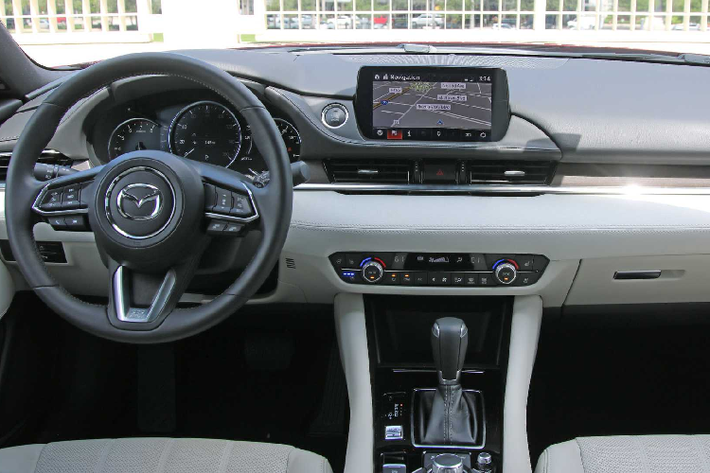Mazda6 giữ nguyên kích thước nhưng tinh chỉnh ở ngoại hình, nhất là phần đầu xe. Mazda6 sẽ có mặt lưới tản nhiệt mới, đi cùng cụm đèn trước và sau được điều chỉnh thiết kế. Nội thất Mazda6 mới sẽ được bổ sung kết nối Apple CarPlay như những mẫu Mazda mới gần đây. Các chi tiết nội thất cũng được tinh chỉnh nhẹ. Các trang bị trợ lái và an toàn trên xe cũng hứa hẹn sẽ phong phú hơn với kiểm soát hành trình thích ứng, cảnh báo làn đường và giữ làn, phanh tự động,...