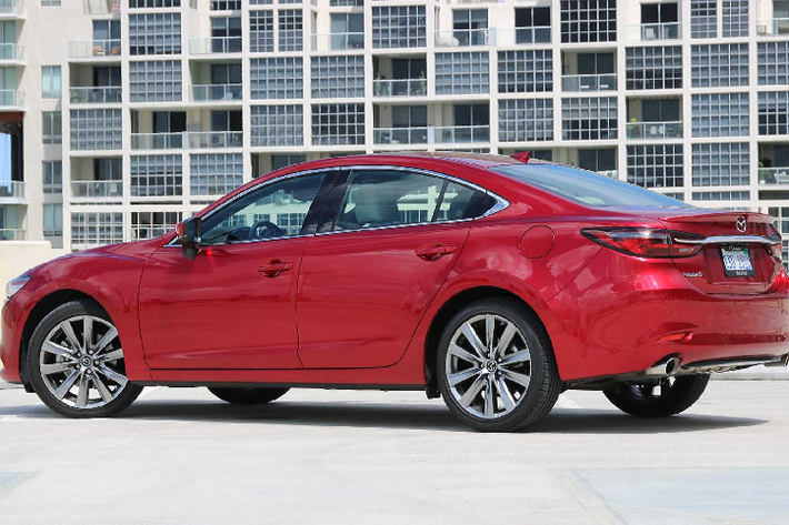 Nhìn sang các đối thủ cạnh tranh khác lại càng khó hơn cho Mazda6 mới khi ông lớn Toyota Camry có giá từ 1,029 - 1,235 tỷ đồng, VinFast LUX A2.0 có giá từ 896 - 1,120 tỷ đồng, Honda Accord có giá 1,319 tỷ đồng. Việc canh tranh doanh số trong phân khúc sedan D sẽ là điều không hề đơn giản với Mazda6 2020 khi Camry đang là tượng đài khó xô đổ, nay lại thêm LUX A 2.0. Vì vậy khả năng cao Mazda6 sẽ được định giá cao hơn bản cũ để mang tính định vị sản phẩm là chính.