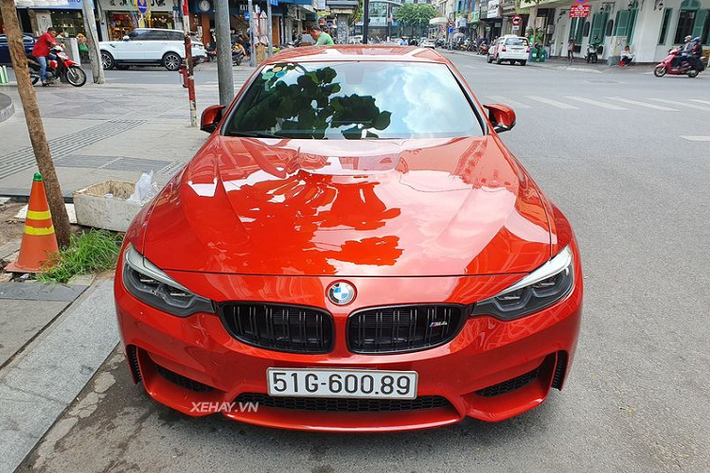 Bên cạnh sức mạnh khủng và những đường nét thiết kế mang đậm phong cách Baravia, mẫu xe thể thao BMW M4 Convertible còn sở hữu "bộ cánh" màu đỏ vô cùng nổi bật.