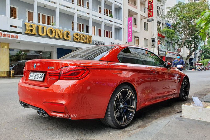 Về thiết kế tổng thể, M4 mui trần mang đậm âm hưởng thiết kế của hãng xe sang xứ Baravia với những đường nét cứng chắc, khoẻ khoắn cùng hai "hốc mũi" đặc trưng làm nên tên tuổi của BMW.