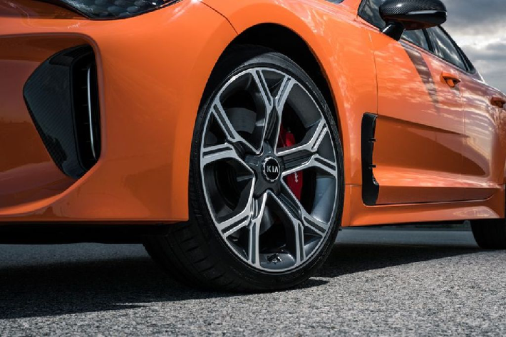 Sửa đổi lớn nhất trên phiên bản này chính nằm ở khối động cơ V6 twin-turbo 3.3 lít của Stinger với lượng sức mạnh có thể sẽ tăng lên mức 380 mã và 528 Nm, vượt trội hơn 2 con số 365 mã và 510 Nm trên thế hệ cũ.