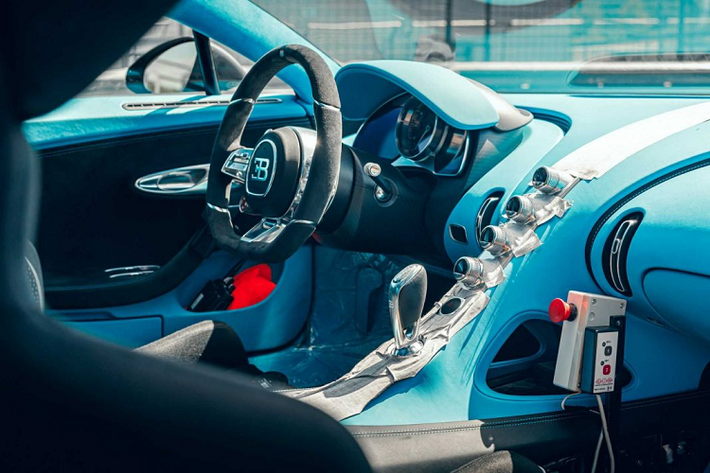 Trong ba ngày liên tiếp, 8 kỹ sư của Bugati đã thử nghiệm chiếc xe này vòng quanh đường đua Bilster Berg. Khung gầm mới của Chiron Pur Sport được tinh chỉnh trong khi chế độ Sport+ mới giúp chiếc xe ít bị trượt ngang hơn khi vào cua ở tốc độ cao, điều mà gần như không một chiếc Bugatti nào khác có được.