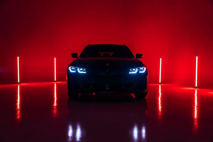 Bên cạnh đó, mẫu xe SUV BMW M340i xDrive Touring First Edition còn sở hữu bộ la-zăng M hợp kim nhẹ kích thước 19 inch kết hợp cùng kẹp phanh màu đỏ nổi bật, thuộc hệ thống phanh hiệu suất cao M Performance Sports. Phía sau xe gây ấn tượng với bộ khuếch tán carbon từ BMW M Performance.