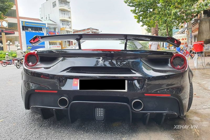 "Trái tim" của Ferrari 488 GTB là cỗ máy tăng áp kép V8 3.9 lít sản sinh công suất 661 mã lực và mô men xoắn cực đại đạt 760 Nm, kết hợp với hộp số Getrag 7 cấp ly hợp kép, "ngựa chồm" có thể tăng tốc từ 0-100 km/h trong vòng 3 giây, trước khi đạt tốc độ tối đa 330 km/h.