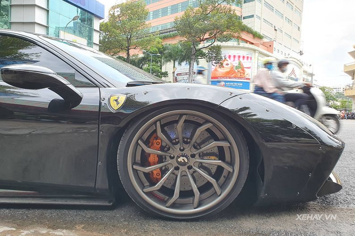 Nếu độ đủ theo Liberty Walk, siêu xe Ý sẽ có cánh gió đuôi kiểu ducktail, nhưng chủ xe đã thay thế chi tiết này bằng cánh gió của gói nâng cấp Novitec Torado. Ferrari 488 GTB này còn được trang bị vành Forgiato đi kèm hệ thống phanh carbon ceramic và kẹp phanh Brembo Ferrari sơn màu cam đồng, nổi bật trên nền đen toàn bộ của xe. Ngoài ra, hệ thống treo khí nén của AirRex, với khả năng nâng/hạ gầm cũng được nâng cấp.