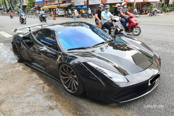 Việt Nam hiện có không dưới 20 chiếc siêu xe Ferrari 488 GTB, trong đó có khá nhiều chiếc được độ độc đáo, ví dụ như chiếc 488 GTB trong bài. "Siêu ngựa" hầm hố đã trở thành tâm điểm của sự chú ý trong lần xuất hiện trên phố này.