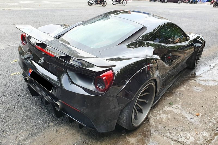 Xe được nâng cấp với gói độ thân rộng của Liberty Walk, bao gồm các miếng ốp giúp mở rộng chiều ngang xe, được bắt vào thân xe bằng đinh tán - phong cách đặc trưng của Liberty Walk - nhưng đã được đi kèm phần viền cao su để bảo vệ thân xe.