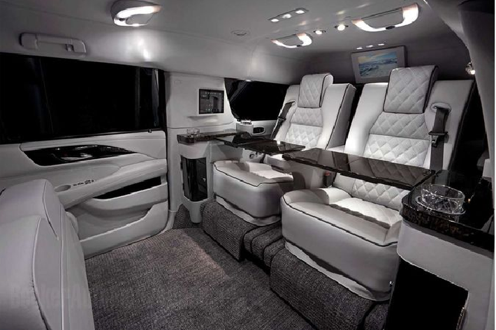 Sự sang trọng của chiếc SUV cũng được thể hiện ở hai bàn gấp gỗ veneer, các rèm cửa sổ chỉnh điện, hệ thống âm thanh 7.1 và hai màn hình 12 inch cho hành khách phía sau. Becker Automotive Design cho biết Stallone đã trực tiếp tham gia vào quá trình thiết kế nội thất của chiếc SUV.