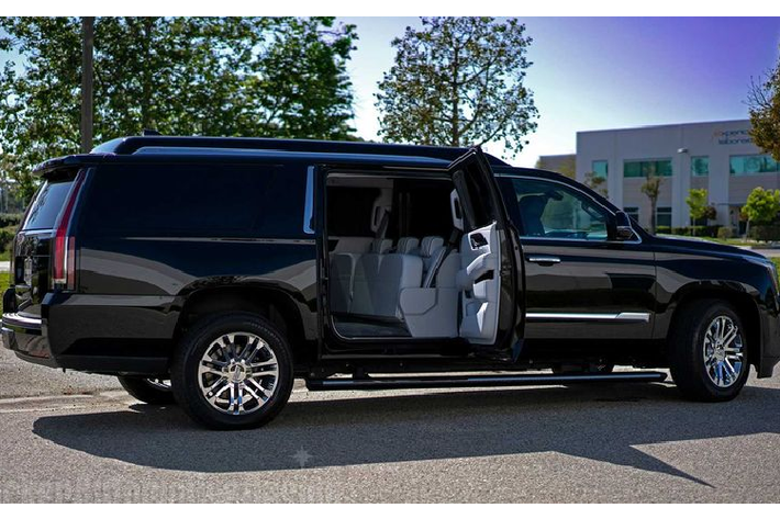 Theo sau Tom Brady - siêu sao bóng bầu dục đã rao bán chiếc Cadillac Escalade ESV mới của mình với giá 300.000 USD (tương đương khoảng 6,94 tỷ đồng), diễn viên Sylvester Stallone cũng làm điều tương tự với chiếc SUV siêu dài của ông.
