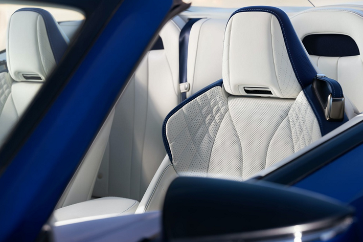 Về trang bị, Lexus LC 500 Convertible 2021 sở hữu màn hình đa phương tiện 10,3 inch hỗ trợ Android Auto, Apple CarPlay, và Amazon Alexa, cùng hệ thống an toàn Lexus Safety System+ và nhiều tính năng khác.