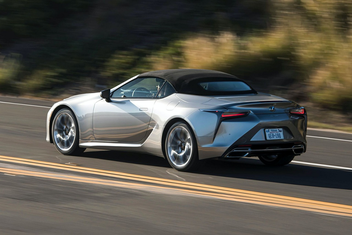 Giá xe Lexus LC 500 Convertible 2021 khởi điểm từ 101.000 USD (khoảng hơn 2,3 tỷ đồng). Mức giá này biến LC 500 Convertible 2021 thành mẫu xe Lexus đắt nhất thị trường Mỹ. Ngoài ra, Lexus cũng sẽ ra mắt LC 500 Convertible Inspiration Series phát triển từ bản đặc biệt vừa được đấu giá 2 triệu USD hồi đầu năm.