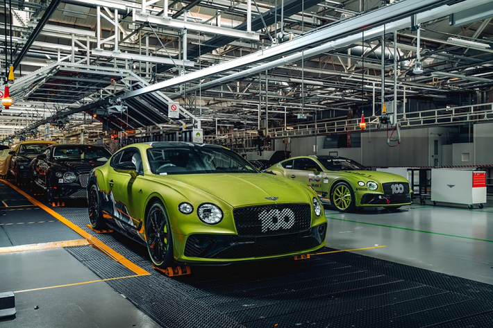 Mẫu xe sang thể thao Bentley Pikes Peak Continental GT được trang bị động cơ W12 6.0L, tăng áp kép, sản sinh công suất 626 mã lực và mô-men xoắn cực đại 900 Nm. Xe có khả năng tăng tốc 0-100 km/h trong 3,7 giây, tốc độ tối đa 333 km/h.
