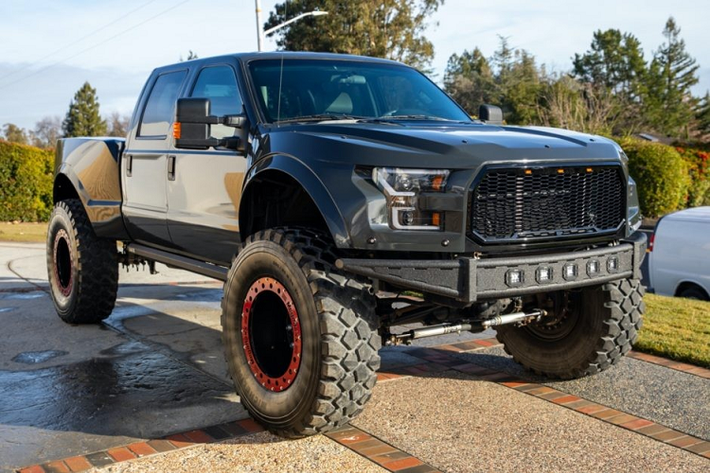 Nếu bạn lo lắng rằng bán tải Ford F-150 Raptor là “chưa đủ khủng” cho hành trình việt dã của mình, vậy thì chiếc MegaRexx F250R 2016 chắc sẽ khiến bạn vô cùng hài lòng. Như cái tên gợi ý, nó được chế tạo dựa trên F-250 Super Duty và tăng cường khả năng off-road với một hệ thống treo Icon và bộ lốp xe cỡ 46-inch khổng lồ, cùng những trang bị độ khác.