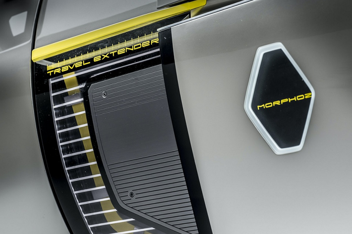 Có tin concept này là bản xem trước của ngôn ngữ thiết kế C-Shape sử dụng cho xe điện Renault tương lai. Đáng chú ý là nhãn hiệu xe phát sáng, lưới tản nhiệt khác biệt, hốc lấy gió trên cản trước. Phần đầu xe còn có thêm hai khe gió khác để làm mát hệ thống máy tính trung tâm đặt gần động cơ chính.