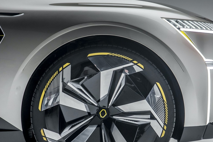 Khoang lái Renault Morphoz có sự hiện diện của vô lăng hiện đại với thiết kế đến từ tương lại, màn hình trung tâm 10,2 inch hiển thị các thông tin cần thiết. Có thể sắp đặt ghế mặt đối mặt nếu cần, ngoại trừ ghế lái.