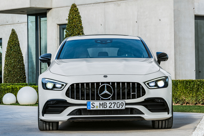 Sức mạnh được truyền xuống 4 bánh (toàn thời gian 4MATIC+), riêng hệ dẫn động 4 bánh AMG Performance 4MATIC+ này có thể cho phép linh hoạt phân bổ mô-men xoắn linh hoạt giữa cầu trước và cầu sau, thậm chí có thể biến nó trở thành chiếc xe cầu sau nếu muốn. 53 4MATIC+ 4-Door Coupé sử dụng hộp số tự động 9 cấp AMG SPEEDSHIFT TCT 9G.
