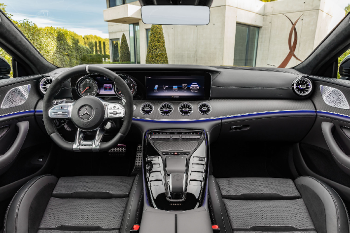 Phần đầu Mercedes-AMG GT 4-Door sở hữu nắp capo dài, trọng tâm xe thấp, khoang hành khách đẩy lùi về phía sau, thân xe dập nổi là những ấn tượng đầu tiên khi nhìn vào GT 53 4MATIC+ 4-Door Coupé. Tỉ lệ độc đáo giữa bề mặt và các đường cắt, cùng với đường cong gợi cảm đến từ thiết kế Coupé mang lại những hiệu ứng bắt mắt cho phiên bản 4 cửa này.