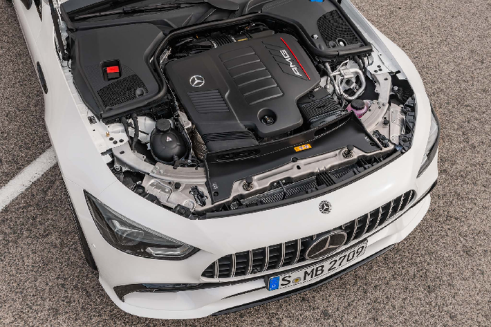 Động cơ “3 chấm” tăng áp này còn kết hợp với công nghệ mild-hybrid EQ Boost có thể cung cấp thêm 22 mã lực và 250 Nm ngay lập tức mà không có độ trễ. Nhờ đó, chiếc “siêu xe 4 cửa” có thể tăng tốc 0 – 100 km/h trong vòng 4,5 giây trước khi đạt đến tốc độ tối đa 285 km/h. Mercedes-AMG GT 53 4MATIC+ 2020 mới tại Việt Nam cũng sở hữu 5 chế độ lái thông qua cụm điều khiển 5 chế độ lái “AMG DYNAMIC SELECT”.