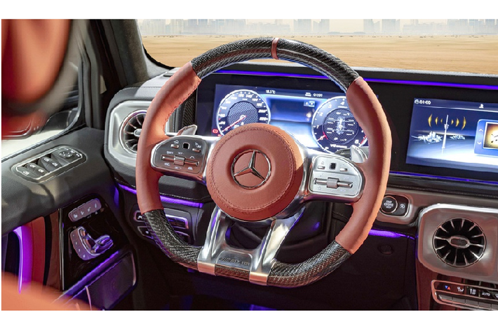 Nội thất của xe cũng được thiết kế lại, bọc da Berry Red bespoke, Alcantara anthracite và viền trang trí bằng sợi carbon.