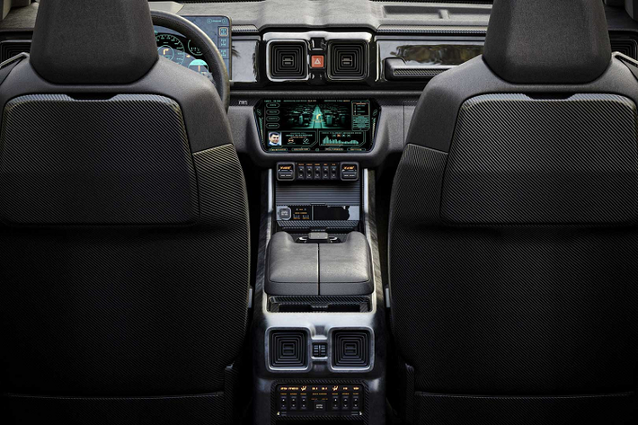 Đường nét của Mercedes G-Class xuất hiện nhiều nhất ở mặt ca lăng xe. G-Niva 2020 được trang bị cản trước và lưới tản nhiệt có hình dạng và thiết kế tương tự như của Mercedes nhưng đèn pha tách đôi giống với Lada 4x4. Ngoài ra, G-Niva có mui xe tương tự G-Class với đèn báo rẽ nằm trên nắp cốp.