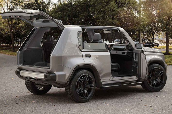 Ở phía sau, G-Niva gây thiện cảm bởi sự đơn giản có lẽ lấy từ Lada 4x4 với cặp đèn hậu đơn giản và ống xả nằm giữa. Bên trong cabin của G-Niva là sự pha trộn hài hòa giữa cũ và mới. Xe được trang bị một cụm đồng hồ kỹ thuật số và màn hình thông tin giải trí lớn trong khi chiếc xe có lỗ thông gió hình vuông kiểu retro.