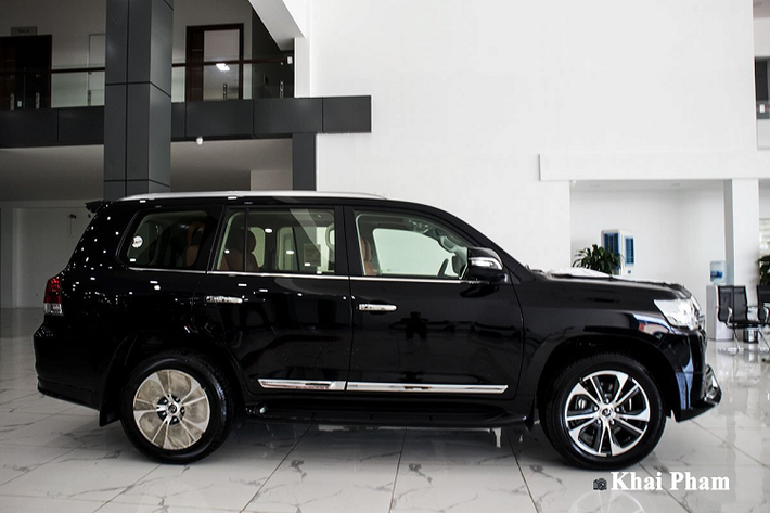 Hiện tại, giá xe Toyota Land Cruiser 2020 bản 4 ghế VIP được chào bán với mức giá 9,4 tỷ đồng, nhỉnh hơn bản cũ khoảng hơn 100 triệu đồng.