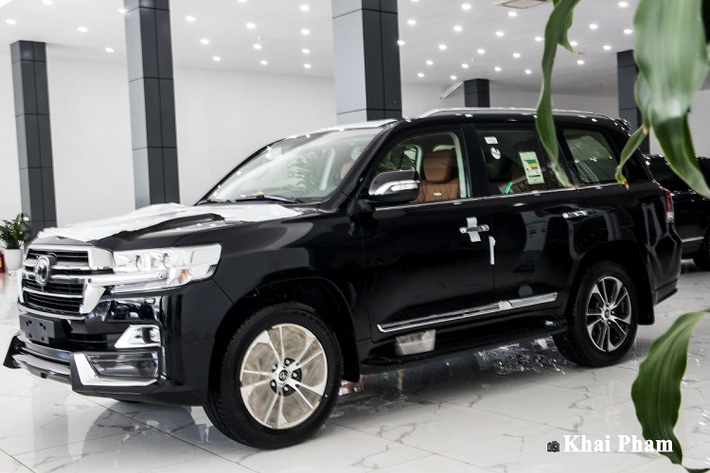 Ra đời từ những năm 1951 với tên gọi Toyota Jeep BJ, sau đó 2 năm hãng xe Nhật Bản đã đổi tên thành Toyota Land Cruiser sử dụng cho đến bây giờ. Trải qua 69 năm có mặt trên thị trường, mẫu SUV cỡ lớn này luôn chứng tỏ giá trị khác biệt so với các dòng sản phẩm còn lại mà Toyota đang sở hữu. Theo thống kê, mẫu xe Toyota Land Cruiser hiện đã có mặt tại 170 quốc gia và vùng lãnh thổ, trong đó chủ yếu là các thị trường như Mỹ Latinh, Trung Đông, Châu Á và Úc.