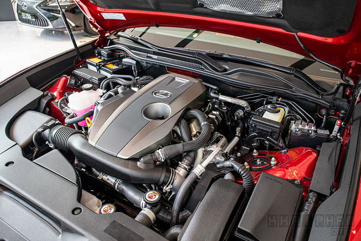 Về vận hành, Lexus RC300 2020 sử dụng khối động cơ I4 - 2.0L Turbo cho công suất cực đại 241 mã lực tại 5.800 vòng/phút, mô-men xoắn 381 Nm kết hợp cùng hộp số tự động 8 cấp. Hiện tại, giá xe Lexus RC 300 2020 được phân phối với mức 3,27 tỷ đồng.