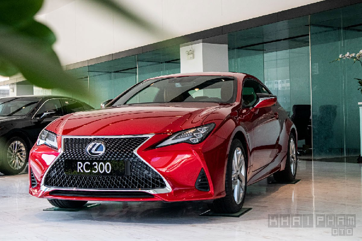 Lexus RC 300 2020 mới là phiên bản nhằm thay thế cho mẫu RC 200t trước đây với một số thay đổi đáng chú ý đến từ thương hiệu Nhật Bản. Mẫu xe coupe này thực chất không có đối thủ cùng phân khúc bởi những thương hiệu như Mercedes-Benz hay BMW đều không có chiếc xe nào thiết kế tương tự. Do đó, Lexus RC 300 khá "thong dong" ở thị trường ôtô trong nước về cả nghĩa đen lẫn bóng.