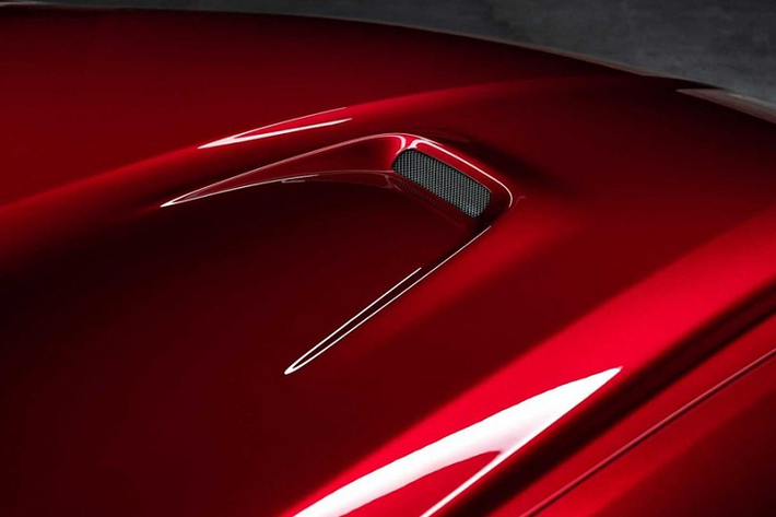 Bên cạnh động cơ Ferrari mạnh mẽ, Maserati Quattroporte Trofeo và Ghibli Trofeo còn có những điểm nhấn ngoại thất màu đỏ như dấu hiệu nhận biết so với phiên bản thường. Thêm vào đó là đầu xe cải tiến với lưới tản nhiệt mới và những chi tiết ngoại thất bằng sợi carbon. Đằng sau xuất hiện cụm đèn hậu cải tiến mang thiết kế giống Maserati Alfieri Concept và mẫu xe 3200 GT từng được sản xuất từ năm 1998 - 2002. Tiếp đến là bộ vành hợp kim 21 inch ở bên sườn.