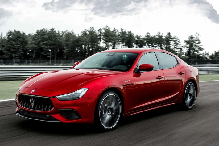 Vào tháng trước, hãng Maserati đã trình làng phiên bản hybrid mới của dòng sedan hạng sang Ghibli. Đến nay, hãng Maserati tiếp tục làm mới dòng sản phẩm của mình bằng cách vén màn phiên bản Trofeo của cặp đôi xe sang Maserati Ghibli và Quattroporte.