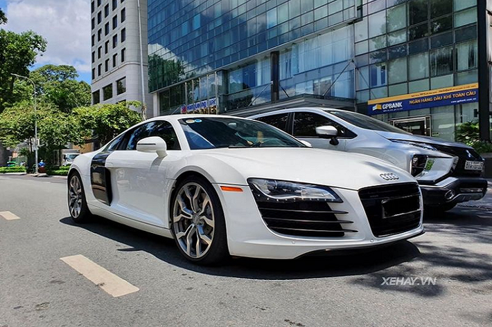 Giống như loạt Audi R8 đời cũ khác tại Việt Nam, chiếc siêu xe Audi R8 V8 này được nhập về nước trong khoảng năm 2011 - 2012. Đây chính là một trong những chiếc R8 bí ẩn nhất Việt Nam vì tần xuất ra đường cực kì ít.