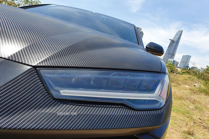 Lamborghini cung cấp 6 chế độ lái cho Urus bao gồm 3 thiết lập chuyên biệt cho địa hình xấu (Terra), đường tuyết (Neve) và đường cát (Sabbia) và 3 chế độ Strada, Sport và Corsa. Trang bị an toàn đáng chú ý trên Urus là hệ thống phanh khẩn cấp tự động, camera 360 độ, đèn pha tự động, cảm biến đỗ xe trước/sau và kiểm soát hành trình chủ động...
