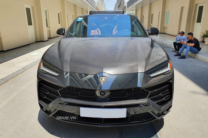 Siêu phẩm Lamborghini Urus trong bài viết có lẽ là chiếc xe Urus được thay nhiều áo nhất nhì tại Việt Nam. Không thuộc một phiên bản giới hạn nào, cũng không mang trong mình một bộ body-kit hàng hiệu nào nhưng chiếc Urus này lại có thể thu hút mọi ánh nhìn nhờ vẻ ngoài đầy nổi bật, kết hợp với lớp đề-can kẻ sọc giống carbon trẻ trung và lạ mắt.