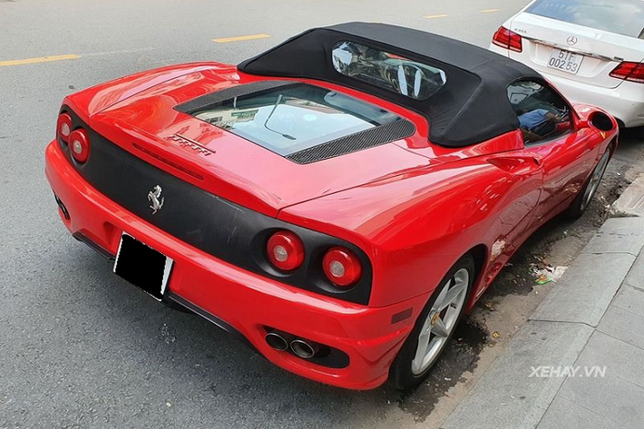 Sau đó, Ferrari 360 Spider đã tìm được chủ nhân mới. Hiện tại, xe đã được "đeo giày" mới so với thời điểm năm 2016. Bộ vành mới có thiết kế 5 chấu màu bạc sáng trong khi loại cũ là kiểu đa chấu kép sơn đen bóng.