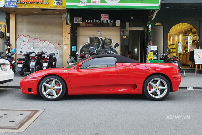 Thiết kế khung chắn gió trước, khoang động cơ của Ferrari 360 Spider mui trần mềm này đã được làm đặc biệt hơn so với phiên bản mui cứng để giảm độ ồn từ động cơ đến vị trí người lái.