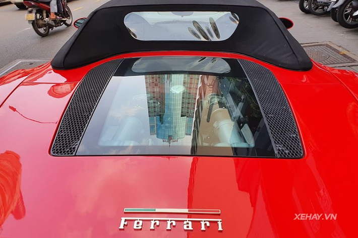 “Trái tim” của Ferrari 360 Spider là động cơ V8 3.6 lít sản sinh công suất 395 mã lực và mô-men xoắn cực đại 373Nm, siêu xe có khả năng tăng tốc từ 0-100 km/h trong khoảng 5 giây và đạt vận tốc tối đa 295 km/h.