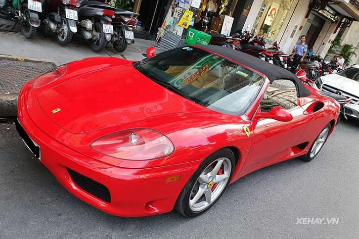 Khó khăn lắm chúng ta mới lại có dịp ngắm nhìn chiếc siêu xe Ferrari 360 Spider màu đỏ rực rỡ này trên đường phố. Ferrari 360 Spider là biến thể mui mềm của mẫu 360 Modena, xe có chiều dài 4.477 mm, chiều rộng 1.922 mm, cao 1.235 mm và trục cơ sở xe là 2.600 mm.