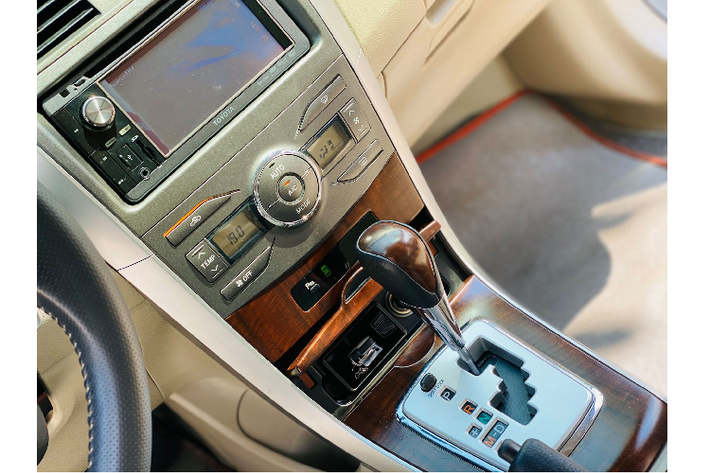 Trang thiết bị giải trí trên Toyota Corolla Altis được trang bị ở mức đủ dùng như vô lăng trợ lực điện tích hợp nút bấm và lẫy chuyển số, ghế ngồi bọc da, ghế lái chỉnh điện, DVD 1 đĩa, màn hình cảm ứng 6,1 inch, 6 loa kèm tính năng ASL tự động điều chỉnh âm lượng theo tốc độ xe. Bên cạnh các chức năng khoá trung tâm có điều khiển từ xa, tất xả cửa kính điều khiển điện, hệ thống chống trộm, cảm biến lùi,…