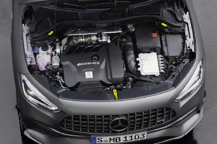 Mercedes-AMG GLA 45 2021 mới sở hữu khối động cơ 4 xy lanh M139 dung tích 2.0L tăng áp ở trạng thái tiêu chuẩn sở hữu sức mạnh 382 mã lực (tương đương 387 PS hoặc 285 kW) nhờ đạt mô men xoắn cực đại 480 Nm, khi kết hợp cùng hộp số ly hợp kép 8 cấp và hệ dẫn động bốn bánh 4MATIC sẽ đem lại cho GLA 45 khả năng tăng tốc từ 0 – 100 km/h trong 4,3 giây, tốc độ giới hạn điện tử ở mức 250 km/h.