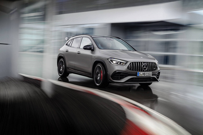 Ngoài GLA 45, trong thời gian tới Mercedes-Benz sẽ còn cho ra mắt thêm các phiên bản GLA 35 cũng dùng động cơ 2.0L tăng áp nhưng được điều chỉnh để sử dụng nhiên liệu hiệu quả hơn và giá bán ở tầm thấp hơn. Bên cạnh đó, các bản GLA tiêu chuẩn cũng sẽ được nâng cấp. Giá xe Mercedes-AMG GLA 45 2021 mới hiện chưa được công bố.