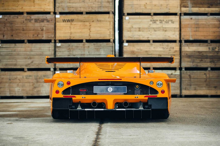 Chiếc Maserati MC12 hàng hiếm trong bài này không chỉ là một trong số ít những chiếc MC12 Corsa có thể di chuyển trên phố mà nó còn là chiếc MC12 Corsa duy nhất sở hữu màu sơn cam bắt mắt. Chiếc MC12 Corsa này mang số thứ tự 8 trên tổng số 12 chiếc và hiện đang được rao bán bởi Girardo, Pháp.