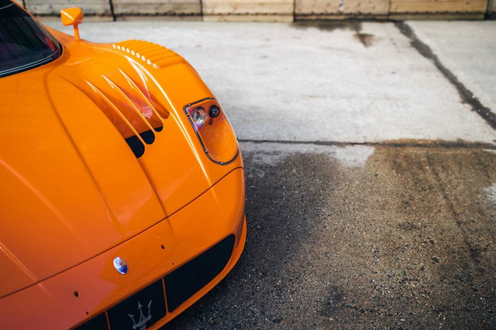 Giống với Ferrari FXX, Maserati MC12 và biến thể MC12 Corsa được phát triển trên nền tảng của Enzo Ferrari và được sản xuất bởi chính Ferrari. Ở phiên bản đường phố, động cơ V12 6.0 lít trên MC12 Corsa sản sinh 621 mã lực nhưng trên bản đua (Versione Corse), chiếc xe có công suất cực đại 745 mã lực và mô-men xoắn 740 Nm.