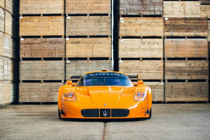 Với việc lược bỏ mọi trang bị không cần thiết để giảm trọng lượng, MC12 Corsa có khả năng tăng tốc 0 – 100 km/h trong 3,3 giây, tăng tốc lên 200 km/h trong 6,4 giây và tốc độ tối đa đạt 339 km/h. xe chỉ có trọng lượng ở mức 1.150 kg, con số đáng mơ ước cho những chiếc siêu xe ở thời điểm đó và hiện tại.